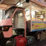 Nicola si avvale anche di un gruppo elettrogeno che gli permette di illuminare il truck e fornire l�elettricit� per la macchina dei popcorn